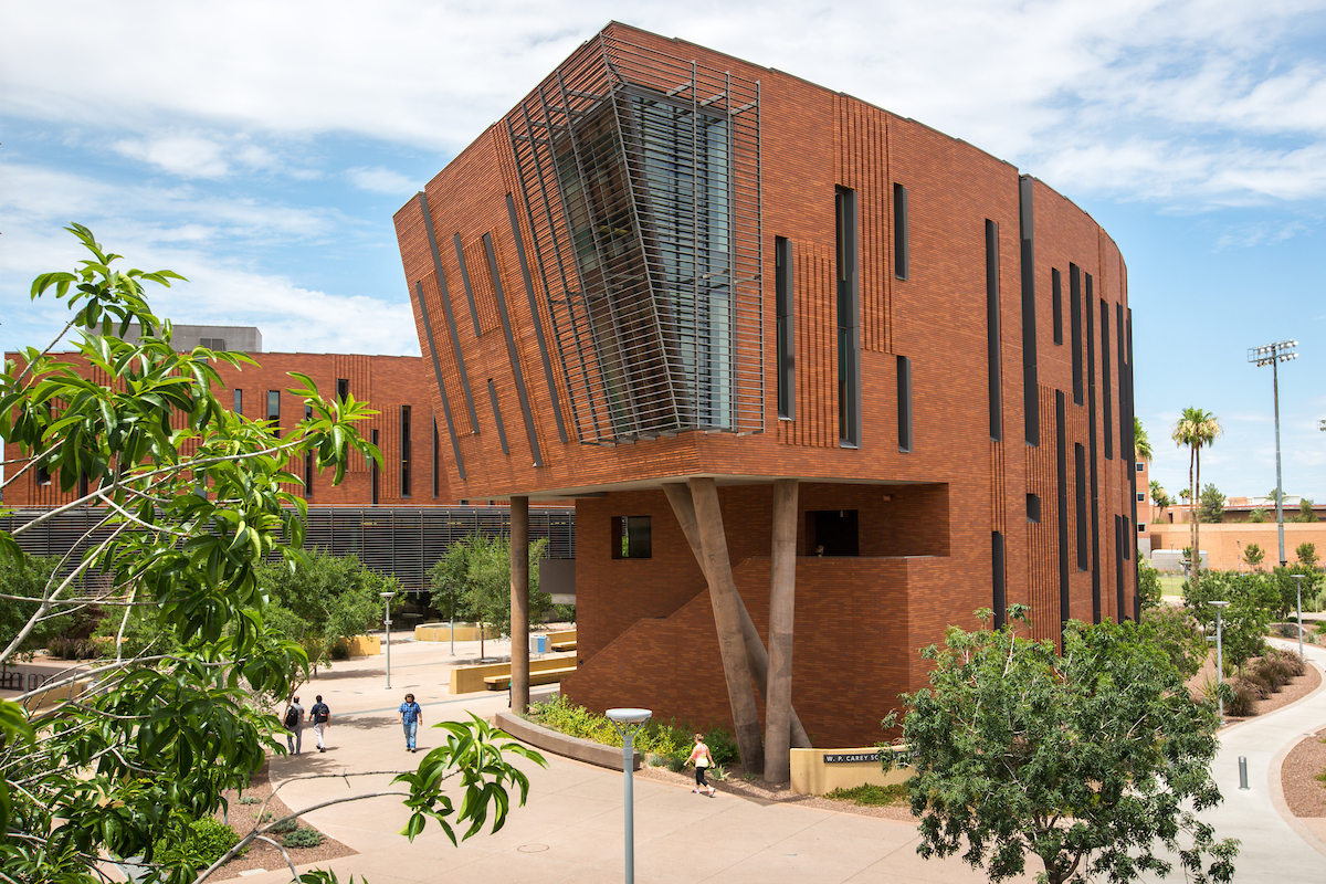 ASU W. P. 凯瑞商学院(Carey School of Business)在在线MBA排行榜上有4个学科排名前3