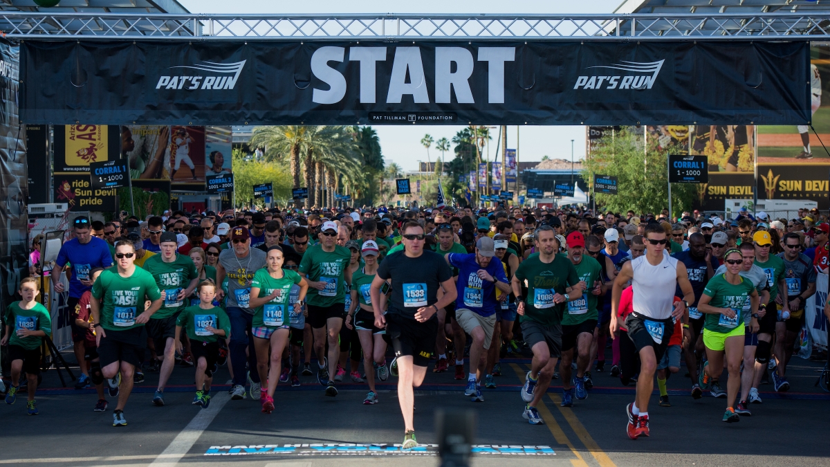 Runners take off in the 2016 Pats Run