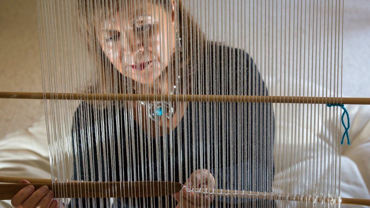 Laura Tohe weaving